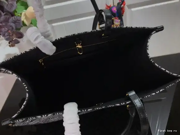 First bag ru VUITTON SINCE 1854 ONTHEGO GM LOUIS 0513